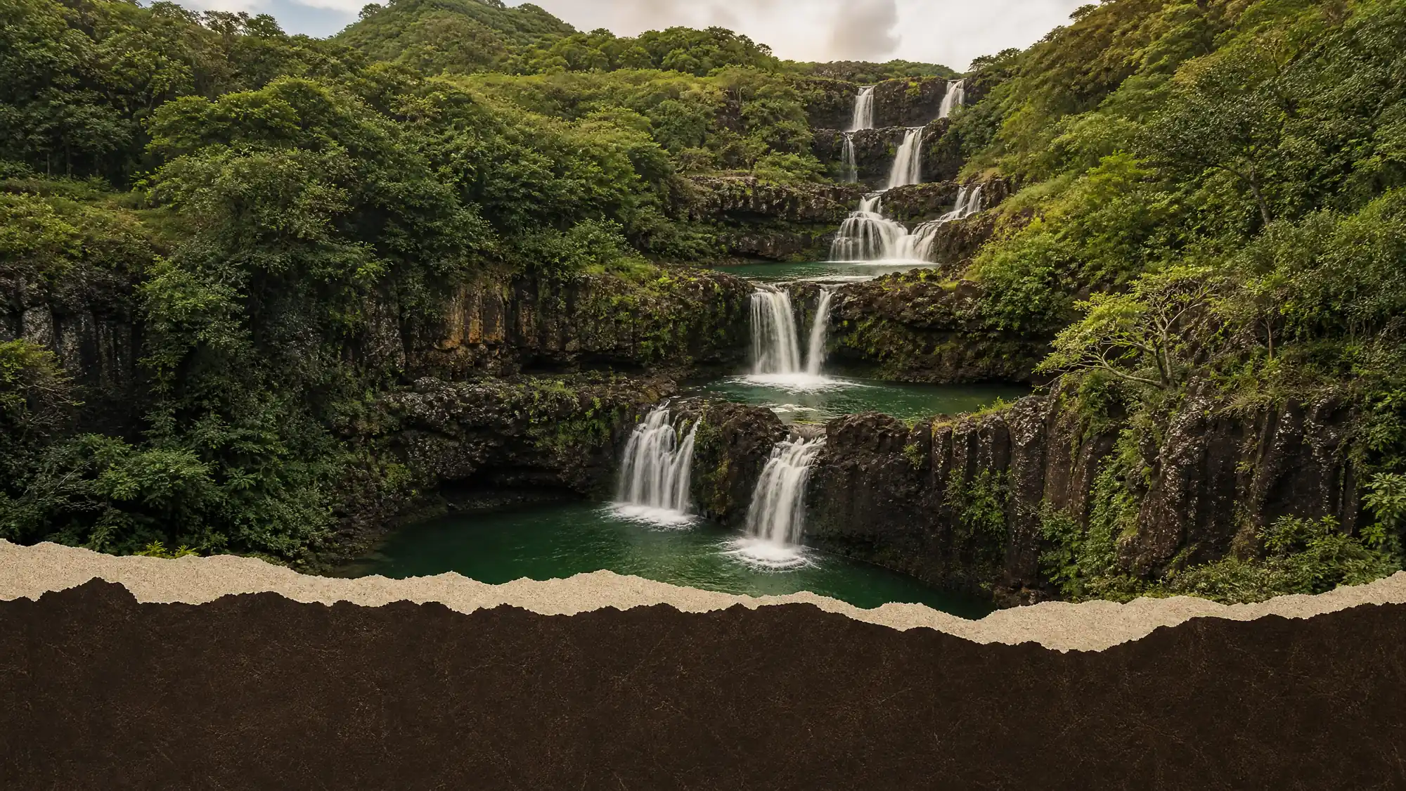 Esplora una catena di almeno sette cascate che precipitano attraverso una profonda gola vulcanica. Fai trekking su sentieri non segnalati e nuota in piscine naturali.